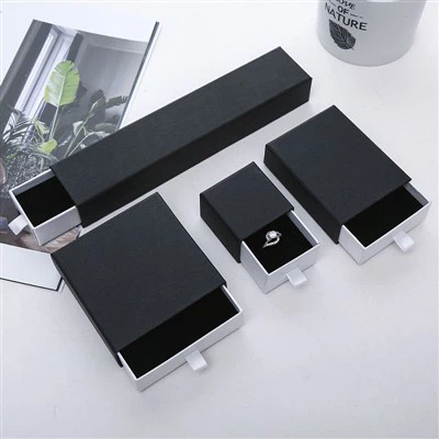 Prazna darilna škatla za uhane