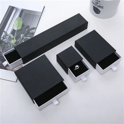 Prazna darilna škatla za uhane