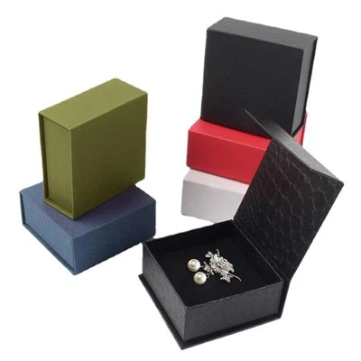 Majhna darilna škatlica za uhane