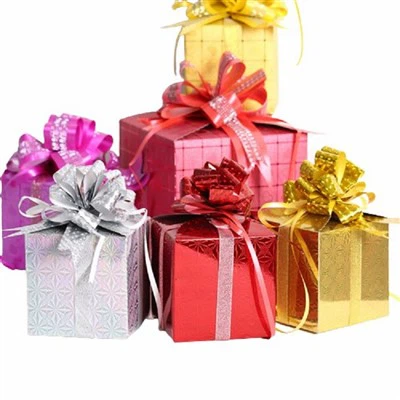 Zavijanje praznih škatel za božič